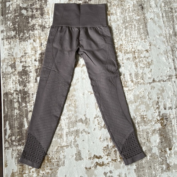 Taupey Purple Seamless Leggings with Small Cutout Designs Sz S - Picture 3 of 11